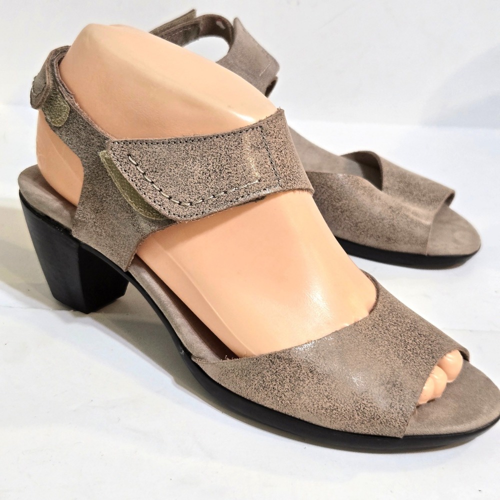 Munro American Fabiana Sandals 7.5 M Taupe Metallic Block Heel Peep Toe Neutral